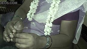 Big ass housewife indian aunty gives blowjob