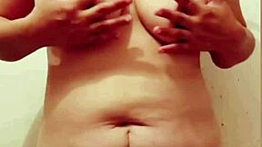 aurora grabada desnuda en su baño amateur mexicana muestra su culo y sus grandes tetas mientras baila y saluda