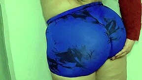 mi madrastra soraya shows her big ass before bed
