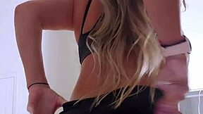 big booty babe plays with pussy after gym