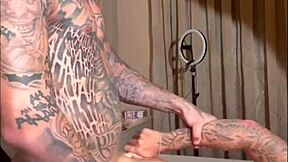 Loira da bunda grande fode muito com o tatuado gostoso ela engole tudinho