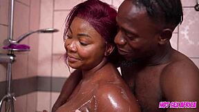 Petit frere exalte chatte douche