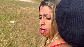 minha esposa dando na minha frente no campo de futebol eu gravando tudo
