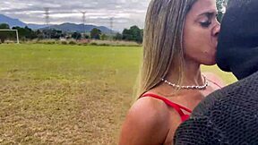 minha esposa dando na minha frente no campo de futebol eu gravando tudo