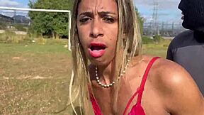 minha esposa dando na minha frente no campo de futebol eu gravando tudo