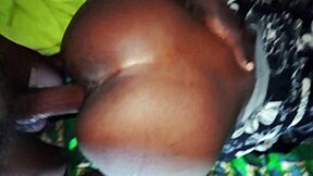 Bite g�ante perc�e et �jacule dans une petite chatte