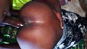 Bite g�ante perc�e et �jacule dans une petite chatte