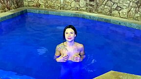 ganhei um boquete sensacional da novinha na piscina