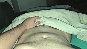 neben meinem kumpel im bett so hart geworden dass ich leise wichsen musste