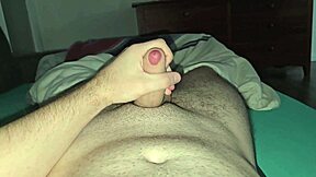 neben meinem kumpel im bett so hart geworden dass ich leise wichsen musste