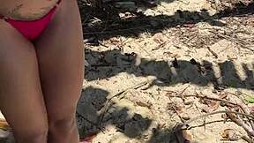 sexo a três na praia - ele tirou o biquini de ladinho e meteu o rola bem gostoso nela