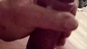 モンスターチンポシゴいて爆発大量射精！