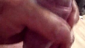 괴물 자지 쥐어짜서 폭발 사정!