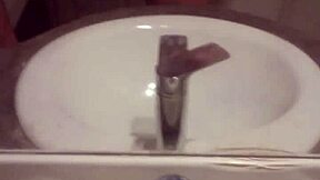 Jeune se masturbe seul.