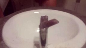 Jeune se masturbe seul.