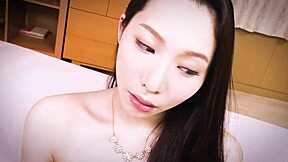 Belleza de piel clara Renmi Yoshioka en escena hechizante