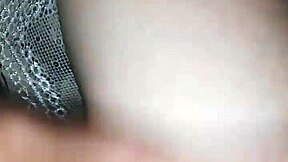 vo yeu explores her pussy in this intimate narrative