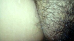 mi esposa con las piernas abiertas mostrando su vagina peluda