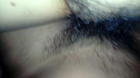 mi esposa con las piernas abiertas mostrando su vagina peluda