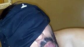 mamando o amigo até gozar! ele geme alto enquanto eu chupo.