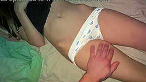 Stari očuh, 59, jaše 18-godišnjoj pastorki na kurcu u pantalonama mede