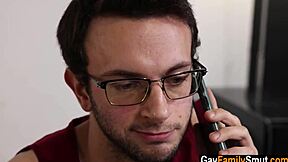 Mostohaapa rájön, hogy mostohafia fiúkra bukik és csatlakozik