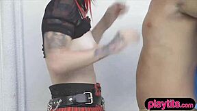 Punk γκόμενα με extreme ντύσιμο γαμιέται σκληρά σε εξωτερικό χώρο!