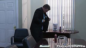 Negão Uniformizado Jorra Carga no Trabalho