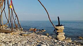 Cosplay Moana XXX nacktes Mädchen masturbiert und fickt Dildo draußen