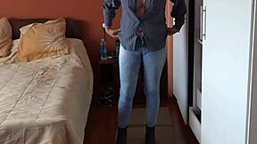 Mož hišnice me gleda pri oblačenju in se drka