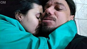 amatőrök intenzíven dugnak fiatal 18+ nimfával és öreg pasassal