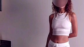 Flaca francesa folla a gordo mexicano en dormitorio