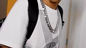 quarto compartilhado sees dotado catch novinho eyeing his rod during shower