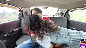 Schon mal Erstes Mal Auto Sex mit riesigem Schwanz und kolumbianischer Teen ausprobiert?