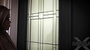 गोरी जवान Jessabelle पति को धोखा देती है जोरदार मुंडी हिलाकर चूसकर चढ़कर क्रिम्पाई डालवाती!