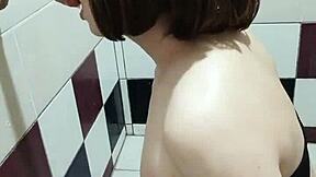 Asiatischer Typ spürt jeden Berührung beim intensiven Blowjob Training