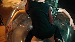 Dwóch słodkich facetów dzieli dmuchany fotel na ostrej zabawie