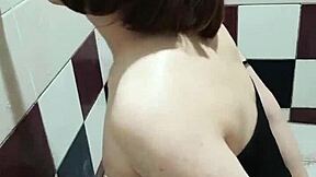 Asiatischer Typ spürt jeden Berührung beim intensiven Blowjob Training