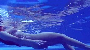 Миа Ферари супер врућа тинејџерка 18+ у црвеној чипки