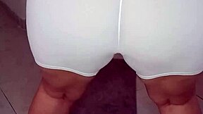 Me encanta hacer ejercicios de yoga con un hilo muy peque�o y mostrar siempre mi enorme culo