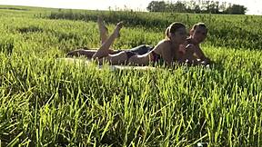 Suha ruska 18+ punca dobi trdo nagačeno v zadnji sobi, kaže tesno telo