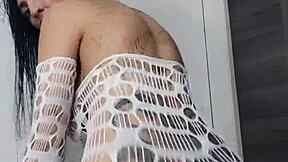 Morena tatuada dançando funk