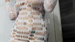 Morena tatuada dançando funk