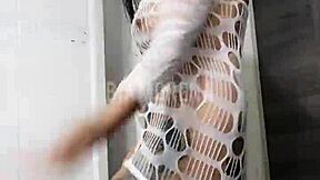 Morena tatuada dançando funk