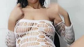 Morena tatuada dançando funk