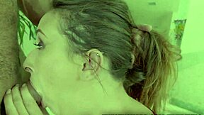 Ashley Adams v podpatcích a legínách dostává sperma na přirozená prsa