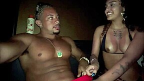 comi a novinha casada dentro da cabine do swing e enchi ela de leite