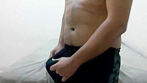 gay gostoso geme alto e goza no peito tocando uma punheta