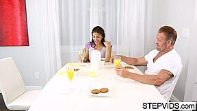 18+ Genç sertçe sikiliyor üvey kardeş ve üvey babayla vahşi grup aksiyonunda. Dev sik çarpıyor!