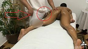 Novinha Nao Se Aguentou E Tocou Punheta Para Terapeuta No Seu Consultorio De Massagem